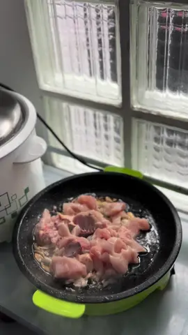 มาทำกับข้าวง่ายๆให้คุณสามีกินกันคะ 🍚  #tiktokพากิน #ห้องครัวtiktok #ครัวtiktok #เมนูประจําวัน #ความรู้คู่ครัว #เมนูง่ายๆ #อาหาร #tiktokuni #fyp @𝓾𝓼𝓶𝓪𝓷𝓶𝓷𝓲𝓱𝓲𝔂𝓪 🇸🇦 