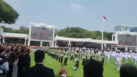 ANGGOTA TNI dan Polri joget asyik di halaman Istana Negara saat acara 17-an  diiringi lagu Jang Ganggu yang dilantunkan Shine of Black dari tanah Papua. Suasana riang gembira di Istana. #jangganggu #shineofblack #hut78indonesia #istananegara