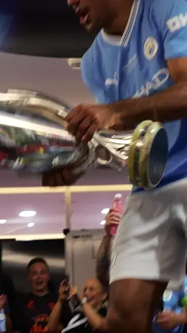 The Manchester City squad enjoyed the celebrations after winning the Super Cup 🤩🏆 #SuperCup