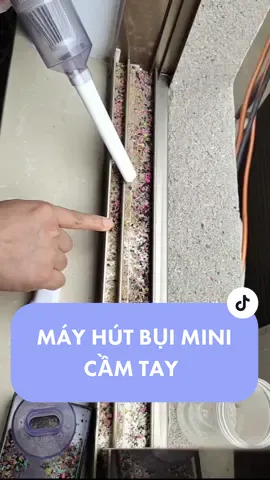 Máy hút bụi mini cầm tay rất hữu dụng cho việc vệ sinh bụi bẩn ở các góc kẹt giúp tiết kiệm thời gian cho việc vệ sinh nhà cửa.Dọn dẹp nhà mà có máy hút bụi đỡ cực lắm ạ 😅 #dogiadung #giadungthongminh #giadungtienich #xuhuong #mayhutbuicamtay 