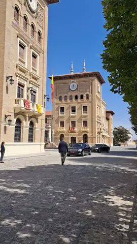 👑 La Princesa Leonor ha llegado hoy a la Academia General Militar de Zaragoza para comenzar su formación castrense. #fyp #princesaleonor #zaragoza #agm #militar #españa #realeza 