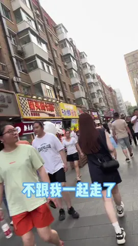 两句歌词挽回一段即将破碎的感情。#赵小华 #社恐 #情侣日常 