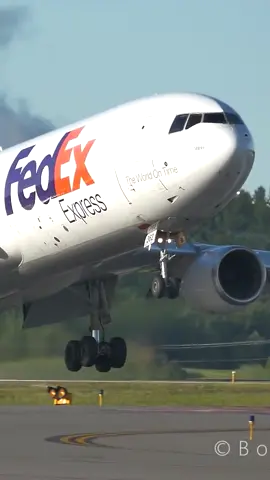 How Do Airplanes Brake After Landing  #brakes #airplane #aviation #boeing #airbus