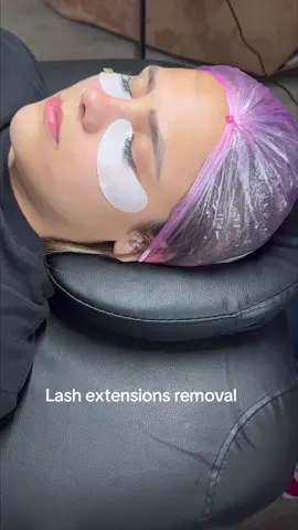 Eyelash extension renoval for a refresher set #eyelashes #eyelashextensions #lashtechinician 