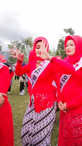 bali bali bali...🥰🥰🥰 abaikan yang di belakang ya😂😂😂 biar si putri yg goyang🤣🤣🤣 #balitersenyum #dangduttiktok #viraltiktok #fypシ #fyp 