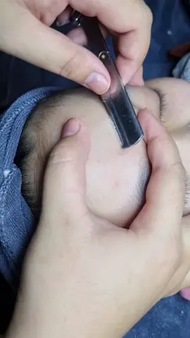 E chia sẻ thêm vài clip cho ai cần. e đăng không vì mục đích buôn bán câu like gì cả. Tay nghề e hạn hẹp cũng không dám chỉ dạy ai. Nên đừng nén đá e tội e ạ🥰🥰🥰 chỉ mong hỗ trợ đc những bạn mới vào nghề. Ai cần e giúp gì cứ liên hệ e sẽ tận tình giúp ạ#cắtda #nail #cạomặt 