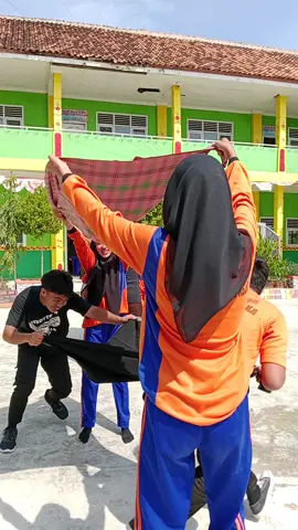 lomba estafet balon air sarung #Serunya17an #fypdongggggggg #menang #xyzbca #lombaagustusan2023 #lomba17agustus #lombabalon #manuprj #payungrejo 