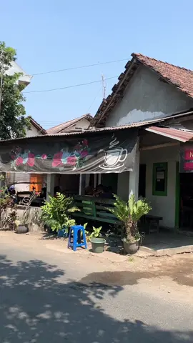 Awan-awan, ngopi ro rasan-rasan adalah kenikmatan. Lokasi: Warung Mbah Sauji Ds. Krecek Kec. Badas Kab. Kediri. #storyngopi #warungpedesaan #kediri 