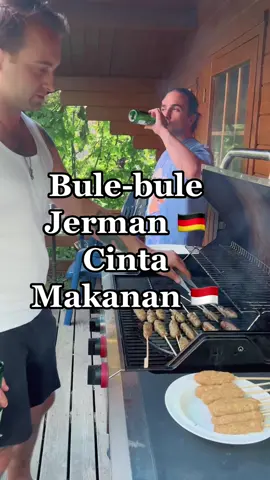 Karena homesick, kangen 🇮🇩 HUT-78RI Kita rayakan di 🇩🇪 bareng teman2. Mrk banyak ngk tau 🇮🇩, ak perkenalkan dengan kuliner, sejarah & adat kita. Teman2 Jerman ku pada baik & humble semua😭Didengarkan & mrk berharap suatu hari nanti bisa melihat indahnya negara kita🩷Mereka minta diajarin bahasa kita juga☺️#fyp #fypシ゚ #fypindonesia #indojerman #indogerman #merdeka #hut78 #bule #bulemakanpedas #suamibule #terasi #buledoyanpedes #bahagia #berbagi #adatindonesia #toleransi #wonderfulindonesia 