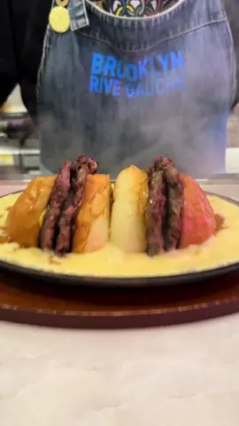 上野にある大量のチーズにハンバーガーをダイブさせたチーズインじゃないチーズバーガー！メニュー名もそのままで「チーズにinしたハンバーガー」 「American diner ANDRA」 📍東京都台東区東上野5-13-7  (13-7, Higashi-Ueno 5-chome, Taito-ku, Tokyo) #japanesefood #japanfood #japan #tiktokfood #東京グルメ