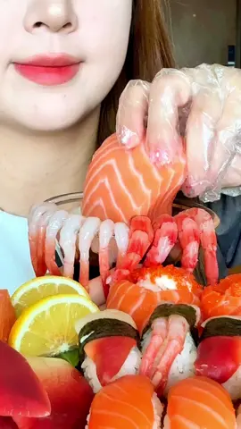 Cắn miếng cá hồi bự thấy mà thèm 🍣 #yeubep #asmr #xuhuong #douyin cre:niuniu