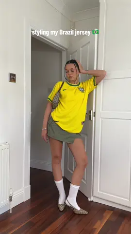 she a football girlie 🇧🇷 styling my Brazil Jersey lmk ur fav 😗 #styling #stylingfootballshirts #vintagefootball #brazil #brazil🇧🇷 #dadcore #ladcore 