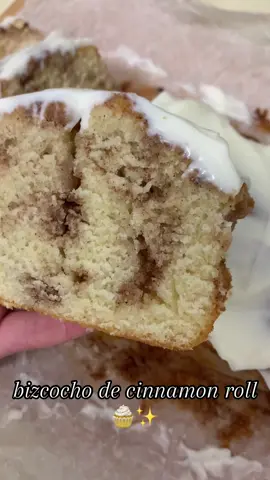 Bizcocho de cinnamon roll bueniiisimoo🧁✨ RECETA: *Ingredientes: Bizcocho: - 220g de harina - 1 cucharadita de polvos para hornear  - pizca de sal - 250g de azúcar - 250ml de leche - 1 huevo - 85ml de aceite Cinnamon swirl: - 2 cucharaditas de canela - 100g de azúcar Frosting: - 150g queso crema - 150g de azúcar glas - esencia de vainilla - chorrito de leche *Instrucciones: 1. En un bol, mezclar la harina, los polvos para hornear y la sal. 2. Una vez mezclado, añadir el azúcar, la leche, el huevo y el aceite. Mezclar hasta que quede todo bien integrado. 3. Para el cinnamon swirl, mezclar las 2 cucharaditas de canela y el azúcar. 4. En un molde poner una capa de mezcla del bizcocho y encima una de cinnamon swirl y repetir de nuevo. 5. Llevar al horno unos 50-55 mins a 180 grados 6. Para el frosting, mezclar el queso crema, el azúcar glas, la esencia de vainilla y el chorrito de leche. 7. Sacar el bizcocho del horno, dejar que se enfríe y untar el frosting por encima. 🖤#baking #bakingtherapy #baker #bakery #recetas #reposteria #pasteleria #bakes #fyp #parati #foryou #cinnamon #cinnamonroll #canela #bizcocho 