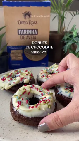 DONUTS DE CHOCOLATE - Saudável  Essa entrou para o hall de top 10 melhores receitas saudáveis que eu já preparei! Vai por mim você também vai amar 😮‍💨🤌🏼 Ingredientes: • 1 ovo • 40ml de leite vegetal  • 1 col. sopa óleo de coco sem sabor ou manteiga  • 2 col. sopa adoçante  • 2 col. sopa de achocolatado 40% cacau @donaraiz (um dos melhores achocolatados que já usei nos últimos tempos) • 4 col. sopa farinha de aveia @donaraiz  • 1 col. chá de fermento químico  Modo de preparo: Em um bowl coloque o ovo, leite, óleo de coco, adoçante e bata muito bem até que fiquei homogêneo; Em seguida acrescente achocolato e a farinha de aveia Dona raiz e misture novamente até que se forme uma massa lisa; Acrescente por último o fermento e misture delicadamente; Leve para assar nas forminhas de donuts ou qual você preferir por aproximadamente 20min à 190° ou até assar por completo; Espere esfriar antes de passar no chocolate derretido em banho maria e leve para a geladeira por 20min ou no congelador até o chocolate endurecer. E prontinho!! Seu donuts saudável, fácil e perfeito para você preparar ainda hoje ✨🤍 . . . . . . . . . . . . . . . . . . . . . . #receitasfit #receitasfitness #receitassaudaveis #receitasfaceis #receitassimples #lanchesaudavel #lanchessaudaveis #alimentacaosaudavel #vidasaudavel #nutricionista #dietasaudavel  #treinofeminino #hipertrofia #ganhodemassamuscular #academia #saudavel #receitassaudaveis #receitasfaceis #emagrecimento #emagrecimentosaudavel #dieta 