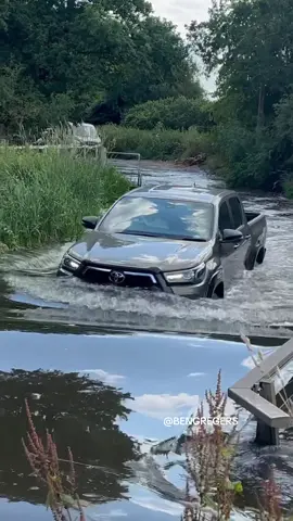 HILUX Power…💪 #FYP #ESSEX #Buttsbury #wow #ToyotaHilux #4x4 #FLOOD #DEEPwater #Fordcrossing #BENGREGERS #fy (Youtube: BENGREGERS)