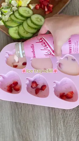 Nettoyage de fruits et préparation de mes bacs à glaçons 🫶🏼🤍✨ Les passoires que j’utilise sont de la marque Blue Ginkgo, le lien est dans ma bio 🌼 #ASMR #asmrsounds #satisfying #fruitprep #produceprep #fruitwash #aesthetic #Home #restock #organizedhome #CleanTok #icetrayrefill #refillday #icetok #icerefill #icecube #icerestock #icetrayrestock 