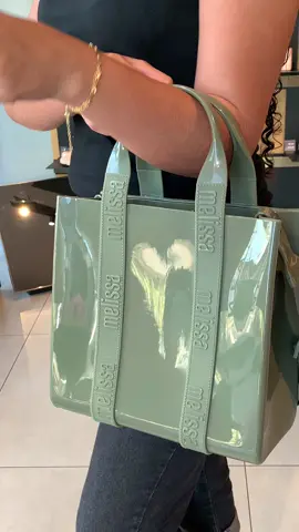 Uma das bolsas mais queridinhas do nosso Clube!! Dulce Bag em cores lindas❤️ R$ 349,90 com alça regulável  #melisseirasnotiktok #melissaoficial #melissaporamor #muitoapaixonada #melissadulcebag 