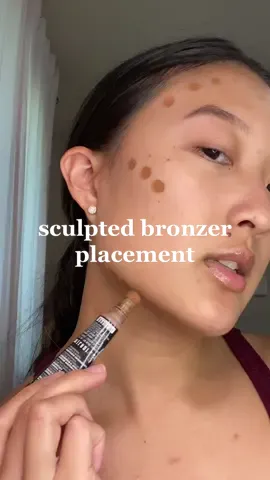 this is where you should put your bronzer for a sculpted look🤩🤎 #bronzertutorial #bronzertips #bronzer #bronzerhack #contouringhacks #contouring101 #contour #beginnermakeuptips 
