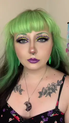 New #transition 😘 #alternativegirl #gothgirl #greenhair #fyp #midsize #plussize #makeup #mua #beauty #colorfulhair #egirl #chubbyqueen #emo #emogirl #mom #MomsofTikTok #altmom #gothmom #lipsync #elderemo #lipsyncaudios 