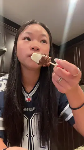 haagen daz mukbang w my mom and my first time using a stanley cup haha