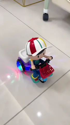 The tricycle toy that Dad bought back is so cool, it has music, can ride and rotate 360 ​​degrees, and the baby can play for a whole morning by himself, Baoma’s hands are free, stunt tricycle toys, electric toys for children