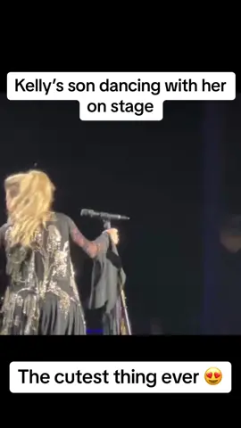 The cutest duo 😍 📸: heartstopperiah (go follow on ig) #kellyclarkson #tour #motherson #cute #kids #fyp #dancing 