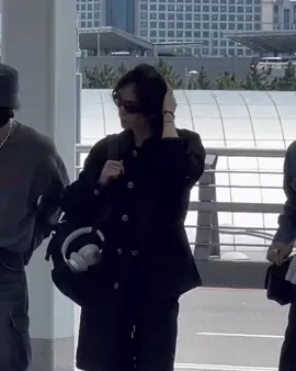 OMG HE IS SO FINEEE 😍 #kpopfyp #fypシ #스트레이키즈 #hyunjin #lovestay #hanussy #airport #kpop 