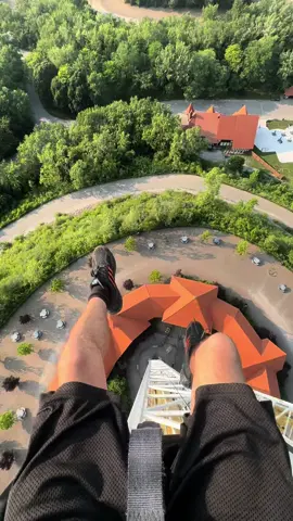 What goes up must come down 🎢 come ride Sky screamer today #amusementpark #niagarafalls #canada #summervibes #ride #Ontario #marineland #amusementride #droptower #toronto 