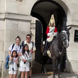 #horseguardsparade #changingoftheguards #foryoupage  #tiktokviral #viraltiktok #viralvideo #videoviral #follow #subscribe #like #share #bestvideo #fypviral #donottouch  #horseguardsparade #changingoftheguards #royalguards #thekingsguards #kingsguard #kingshorse #fyp #foryou #fypシ #fanpage #tourists #london #kingslifeguards 