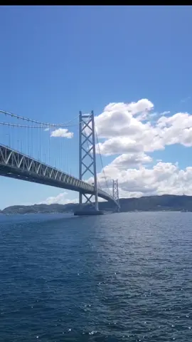 The Akashi Kaikyo Bridge is currently the world's longest suspension bridge at a length of 4 Km. It connects Kobe city and Awaji Island. #japan #kobe #kobecity #日本 #神戸 #神戸市 #hyogo #akashibridge #akashikaikyobridge #明石海峡大橋 #suspensionbridge #bridge #sea #japanlife #kobelife  #اليابان 
