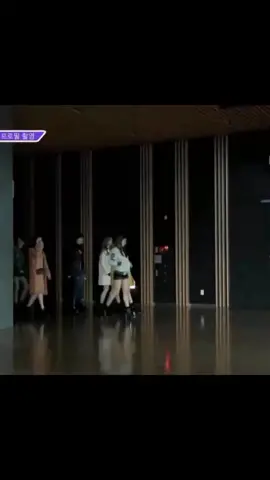Dahyun achando as câmeras...  #dahyun #twice 
