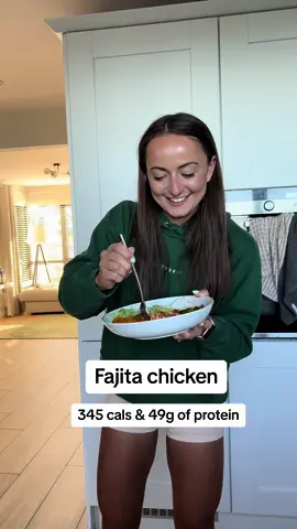 Nutritious food doesn’t need to be hard🫶🏻 Try out this chicken fajita recipe the next time you want a really tasty dinner that requires very little effort☺️ #highproteinmeals #highproteinrecipes #DinnerIdeas #EasyRecipe #slowcooker #slowcookerrecipe #fajitas #fyp #foryoupage 
