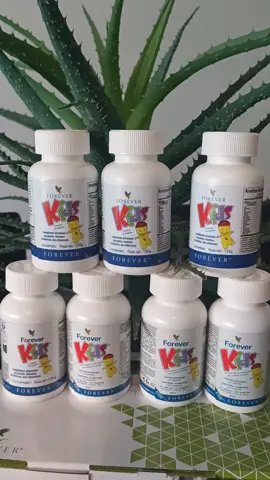 FOREVER KIDS 😍🥰 120 comprimés  Des excellentes vitamines pour les enfants et aussi pour les adultes 😊 Un trésor de Bienfaits dans ces « délicieux » petits comprimés à croquer au bon goût de petits bonbons, spécialement formulés pour les enfants à partir de 4 ans, que tous apprécieront et réclameront au quotidien !!  Plus de 12 vitamines et de très nombreux éléments minéraux indispensables à leur bien-être ainsi que des phyto-nutriments très appréciables tels que Calcium et Vitamine D. A bientôt c'est la rentrée scolaire et le rythme scolaire va être soutenu, l'emploi du temps surchargé, mais également mauvaises habitudes alimentaires et manque de sommeil peuvent provoquer une fatigue persistante chez l’enfant.  Forever Kids renferme un meilleur dosage en vitamines (A, complexe de vitamines B, C, D, E) et minéraux (fer, zinc). Cette association agit sur le système immunitaire pour lutter contre les infections, contribue à la réduction de la fatigue et favorise le développement cognitif de l’enfant et de l’adolescent. Les comprimés seront très appréciés pour leur bon goût de fraise 🍓 🥰 #vitamines  #bienetreaunaturel  #enfantsparents  #aloevera  #sante 
