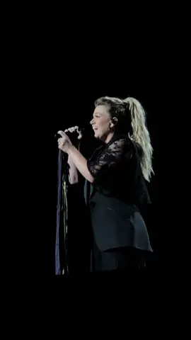 Kelly Clarkson covering Billie Eilish’s “Happier Than Ever” during her Las Vegas residency in August 19th. #kellyclarkson #billieeilish #happierthanever #cover #coversong #kellyoke #livemusic #lasvegas #planethollywood #bakkttheater #foryoupage #fyp