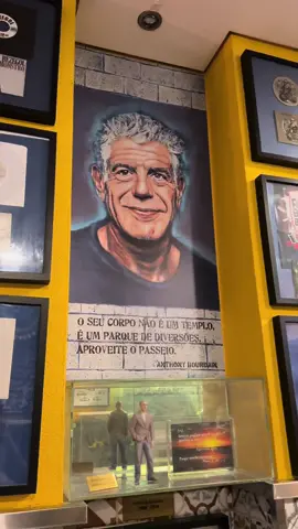 O Afonso é um daqueles sítios míticos. Não só pelos anos de casa que tem, mas por ter tido a visita do grande Anthony Bourdain. “Good Lord, look at that thing” foi a frase dele ao ver a francesinha daqui pela primeira vez. Acreditem, esta mística vale muito e torna tudo o que se passa aqui especial!  📍 4050 610, Rua da Torrinha 219, Porto #tascologo #anthonybourdain #francesinha #oafonso #food #porto 