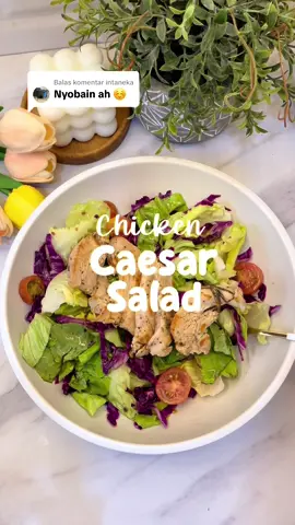 Membalas @intaneka cobain resep yang ini juga kak ☺️✨ #caesarsalad #chickenbreast #chickencaesarsalad #defisitkalori #menudiet #inspirasidiet #saladsayur #diettips 