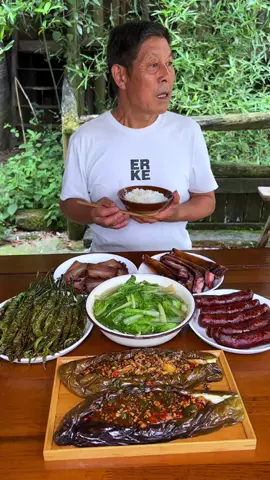 Today's dinner consists of three meat dishes, two vegetables, and one soup. Spicy sausages are slightly spicy and spicy.#rural #life #deliciousfood