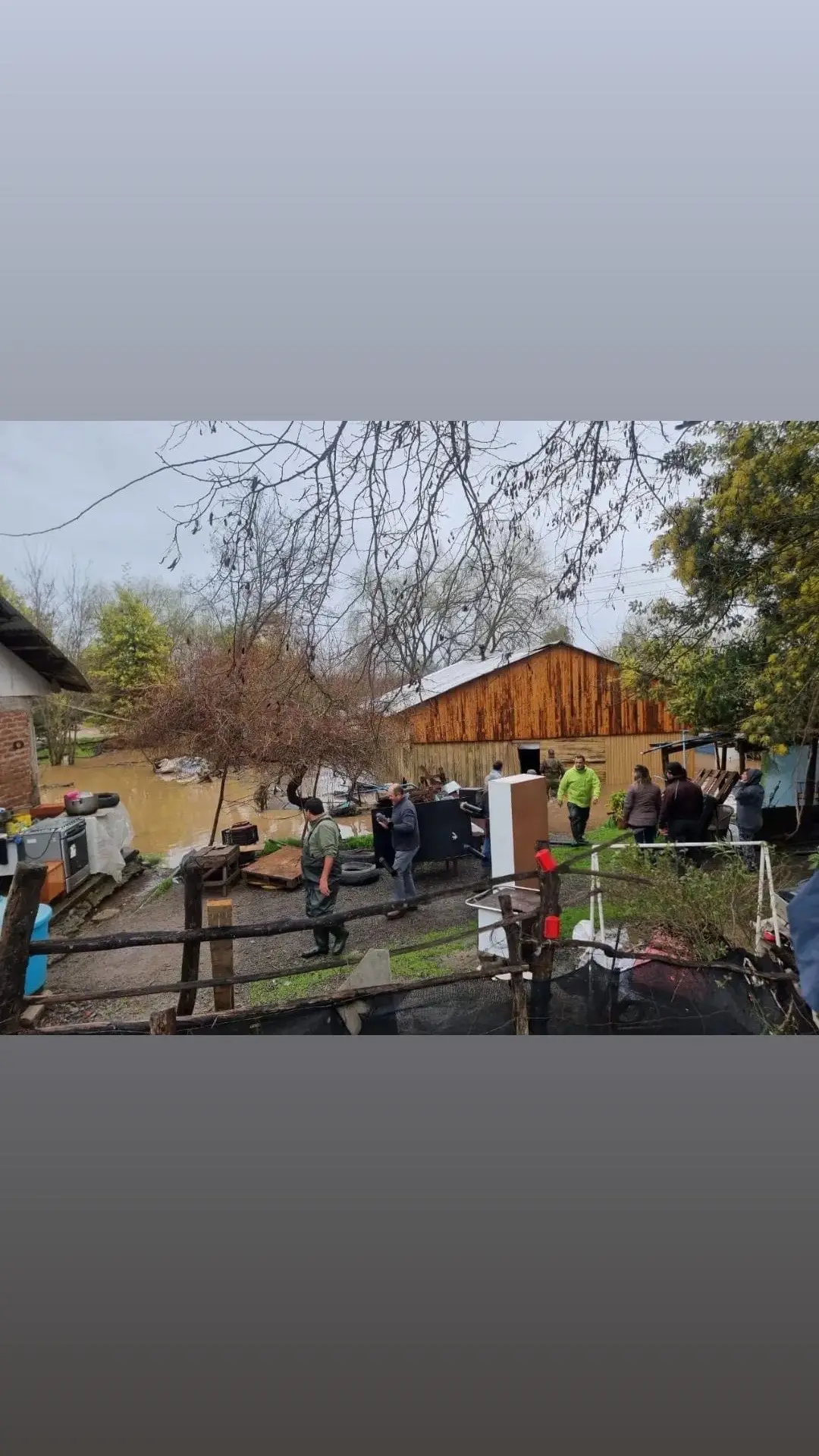 📌⭕️EVACUAN FAMILIAS A RAÍZ DE LA CRECIDA DEL CAUDAL EN ZAPALLAR EN CURICÓ. Desbordes de canales y ríos han afectado a numerosos vecinos en Zapallar, Chequenlemu, Chequenlemillo, entre otros.  Equipos municipales en terreno encabezados por el Alcalde Javier Muñoz se encuentran atendiendo la emergencia. Si tienes alguna dificultad llámanos al 1484.