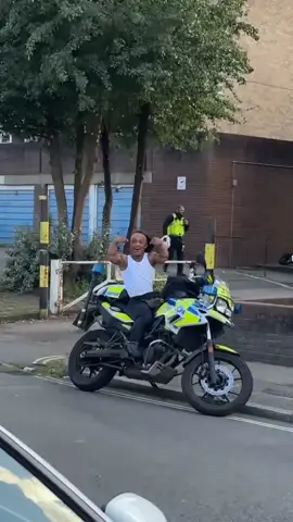 lil man thou 😂🤣😂 #fyp #foryou #fypシ #police #bike 