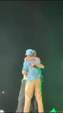 Celular por primera vez en vivo!!!  Gracias @The Chainsmokers por la invitación 