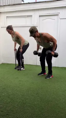 💪 ¡Optimiza tus entrenamientos con bandas elásticas y mancuernas! 💪 Entrenamiento con bandas elásticas: ✅ Portátiles y versátiles: Las bandas elásticas son ligeras y fáciles de transportar, lo que te permite entrenar en cualquier lugar. Además, ofrecen una amplia variedad de ejercicios para trabajar todos los grupos musculares. Ideal para personas de mas de 40 años. Entrenamiento con Mancuernas: ✅ Aumenta la fuerza y la masa muscular: Las mancuernas son ideales para el entrenamiento de fuerza. Al levantar pesas, desafías tus músculos y promueves el crecimiento muscular, lo que te ayuda a desarrollar fuerza y aumentar la masa muscular. Tanto las bandas elásticas como las mancuernas son herramientas efectivas para el entrenamiento físico. Puedes combinar ambos en tus rutinas de entrenamiento para obtener los máximos beneficios. Recuerda siempre consultar con un profesional del fitness para obtener un programa de entrenamiento adaptado a tus necesidades y objetivos. ¡Empieza a entrenar y alcanza tu mejor versión! 💪🔥 #bandasvsmancuernas #fdrfitness#ejercicioparapersonasmayores #fortalecimientomuscular #bandas #mancuernas 