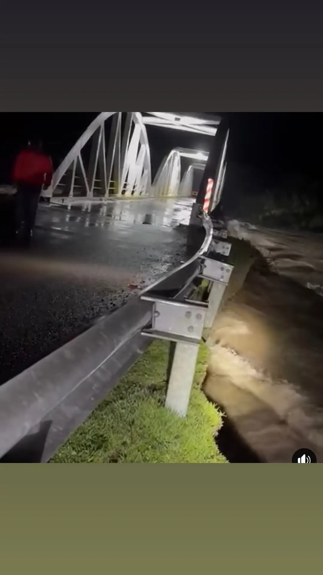 📌⭕️URGENTE; SE PRODUCE SOCAVÓN EN PARTE DEL PUENTE TRES ARCOS EN LA CIUDAD DE LINARES POR CRECIDA DEL RÍO. El tránsito suspendido para todo tipo de vehículos hasta la ruta Embalse Ancoa y hacia las localidades precordilleranas del Peñasco, Vega de Salas, el Peñasco y Pejerrey entre otras.