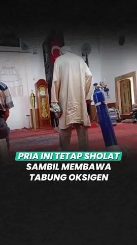 Pria ini tetap pergi sholat berjamaah walaupun dia sedang sakit #masyaallah #islam #muslim #sholatlah