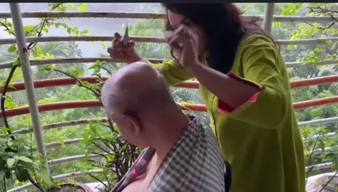 বাবা মানে বটবৃক্ষ, তিনি একাই একটি প্রতিষ্ঠান। বাবা এমন একজন ব্যক্তি, যিনি যেকোনো পরিস্থিতিতে আগলে রাখেন, ছায়ার মতো পাশে থাকেন, নির্ভরতা দেন। নিজের শত সমস্যা সত্ত্বেও সন্তানদের সুরক্ষিত রাখেন, সন্তানের জন্য জীবনের ঝুঁকি নিতেও পিছপা হন না। আপাতগম্ভীর খোলসের আড়ালে থাকে তাঁর অন্য রূপ—🌼   #meherafrozshaon #sonu_ahmed896 #হুমায়ুন_ভক্ত_সনু🍁 #nuhaspolli #foryoupage #হুমায়ুন_আহমেদ #humayon_ahmed_funny_natok #humayon_ahmed_dialogue #views #rexy_sonu🍁 #humayon_ahmed #fvp #মিরপুর #humayonahmed #