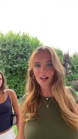 👩🏼‍❤️‍💋‍👩🏽
