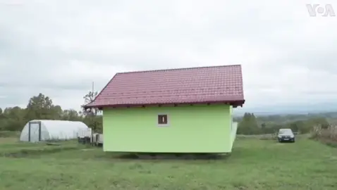 Di Bosnia, seorang lelaki berusia 72 tahun membina rumah berputar untuk isterinya supaya isterinya dapat melihat pelbagai pemandangan dari tingkap