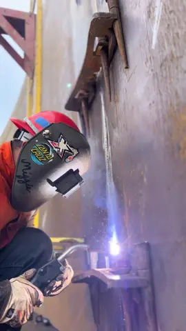 I never posted this full video because it was so long , but its actually kind of a dope video. ##fluxcore##fcaw##lincolnelectric##lincolnelectricwelding##weld##welder##welding##tank##tankin##tanke##tankie##tankwelder##tankwelding##maxim##maximcrane##santacruz##bullpin##keyplate##slagpeel##slag##vert##goodvibes##goodvibesonly