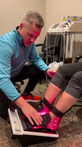 •What peripheral neuropathy treatment looks like in our office with Dr Knecht•  #peripheralneuropathy #spinaldecompression #chicago #northhalsted #lakeview #rightlighttherapy #hakomed #liveo2 #diabetes #peripheralneuropathytreatment #neuropathy #handsandfeet #numbness #holistichealth #Lifestyle 