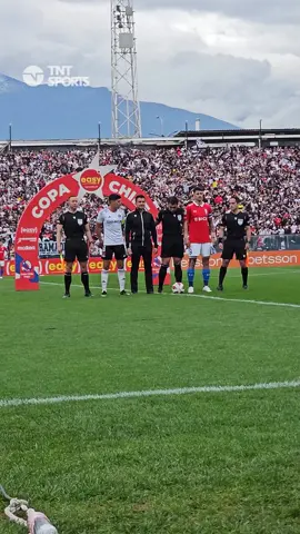 🤩⚽🇨🇱 LA FAMILIA DEL FÚTBOL DIJO PRESENTE EN EL MONUMENTAL Con un ambiente fantástico en el estadio Monumental, los fanáticos vivieron el triunfo de Colo Colo ante Universidad Católica en #ElClásico para asegurar su boleto a la fase regional de la #CopaChileEasy y el CM hizo acto de presencia para convivir con los hinchas el emotivo encuentro en Macul.