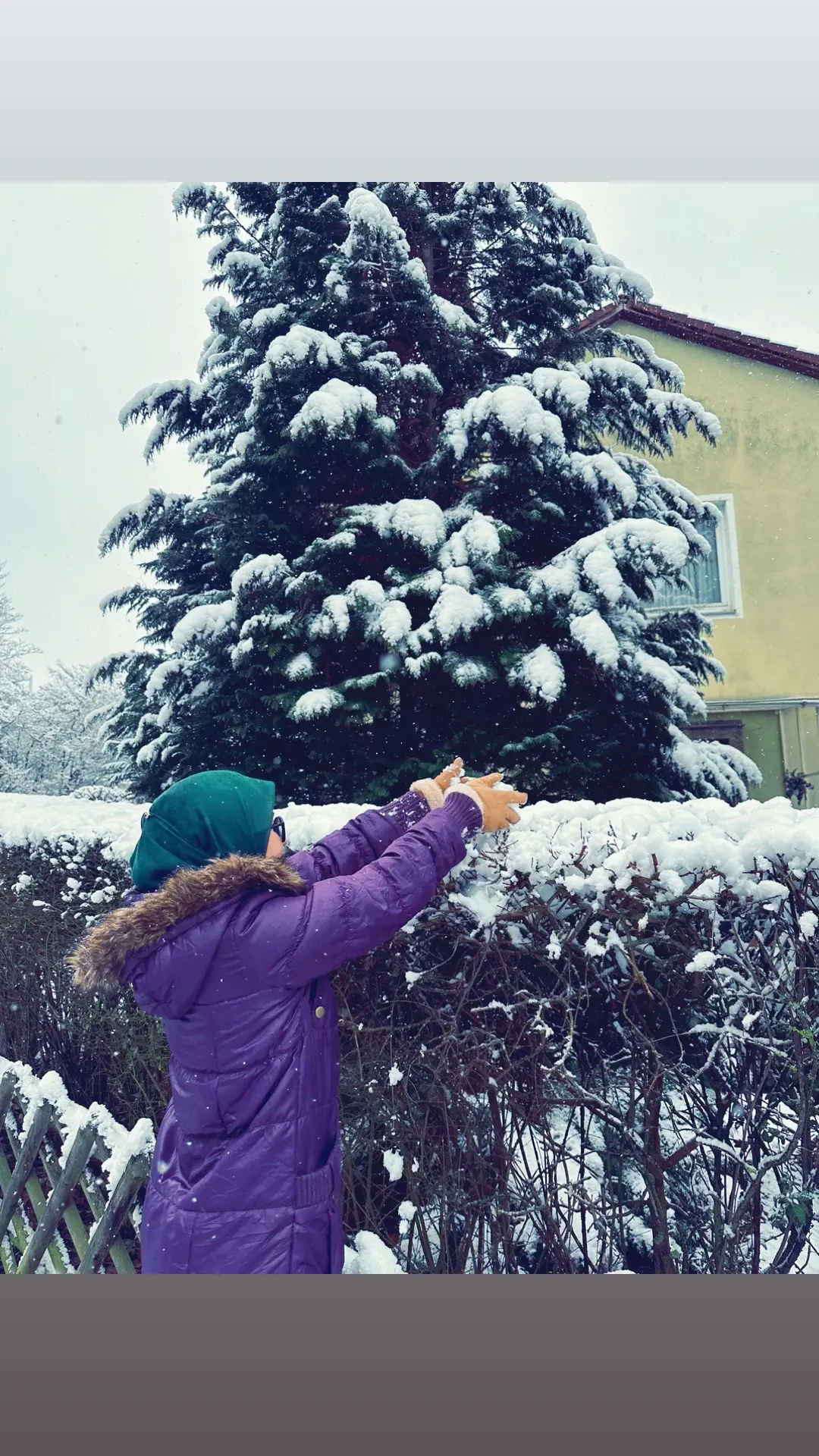 Ada ni tgh kutip salji 🤣😆 selamat pagi sahabat semua 🤝 #throwback  #wintervibes❄🥶☃️❤️         #snowyday #tiktokdeutschland🇩🇪 #malaysiatiktok🇲🇾 